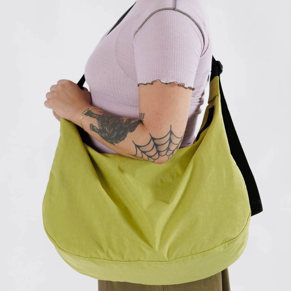 NWT Baggu Large Nylon Crescent Bag - Lemongrass - Picture 4 of 5